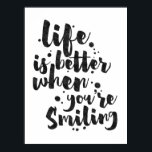 A vida é melhor ao sorrir - Poster inspirador<br><div class="desc">Poster inspiracional exibindo a frase "A vida é melhor quando você está sorrindo" em um roteiro de pincel preto com uma textura de tinta orgânica para alcançar um olhar autêntico, escrito à mão. Projetado para olhar o excelente em todos os tamanhos de poster orientados a retratos. Verifique se a imagem...</div>