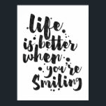 A vida é melhor ao sorrir - Poster inspirador<br><div class="desc">Poster inspiracional exibindo a frase "A vida é melhor quando você está sorrindo" em um roteiro de pincel preto com uma textura de tinta orgânica para alcançar um olhar autêntico, escrito à mão. Projetado para olhar o excelente em todos os tamanhos de poster orientados a retratos. Verifique se a imagem...</div>
