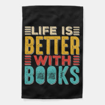 A vida é melhor com a bandeira de jardim de livros