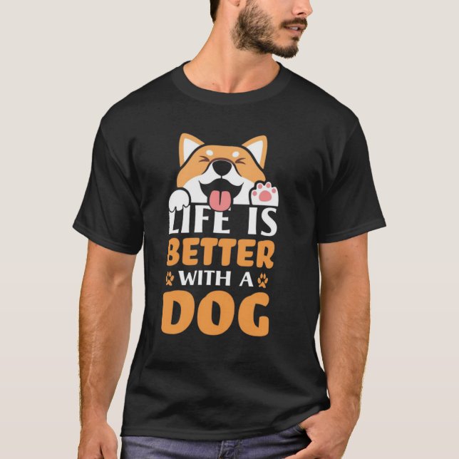A VIDA É MELHOR COM UM CÃO camiseta (Frente)