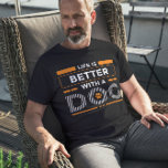 A vida é melhor com uma cinza moderna e branca<br><div class="desc">Design de tipografia moderna branca e laranja - a vida é melhor com um cão - design fofo para amantes de cães.</div>