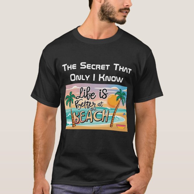A vida é melhor na camiseta negra secreta da praia (Frente)