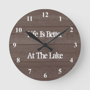 A vida é melhor no relógio de madeira do lago.