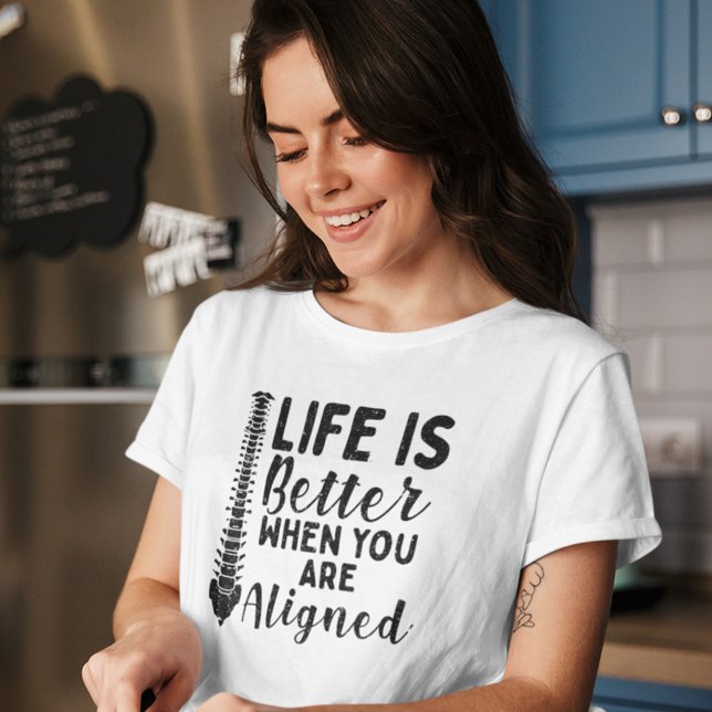 A vida quiroprática é melhor quando alinhada (Life is Better Aligned Chiropractic Womens White T-Shirt)
