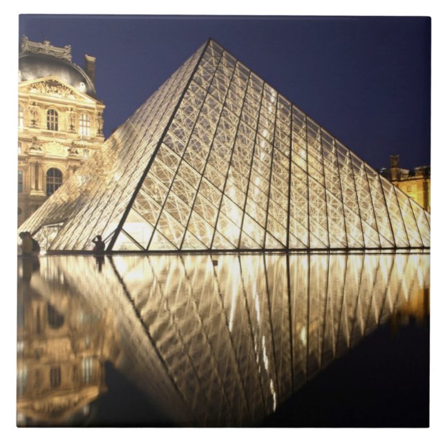 A vista noturna da Pirâmide de vidro do Museu do (Frente)