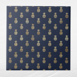 Abacaxi Azul Dourado Elegante<br><div class="desc">azulejo azul marinho com abacaxi dourado. O código hexadecimal para azul marinho é #202A44.</div>