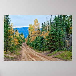Abaixo de um poster horizontal da estrada de terra