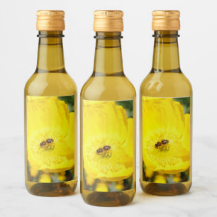 Abelha Banhada em Amarelo