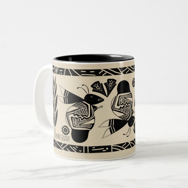 Abelhas antigas e flores na caneca creme (Frente Esquerda)