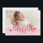 Abençoado | Anúncio de nascimento de Namorados ros<br><div class="desc">Anuncie a chegada do seu novo Namorados com este anúncio de nascimento de uma menina doce. A palavra "abençoado" em roteiro cor-de-rosa com dois corações e um design de fundo cor-de-rosa com sua foto de bebê é uma design perfeita para mostrar sua filha. Adicione o nome do seu bebê e...</div>