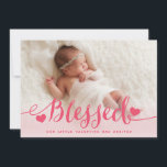 Abençoado | Anúncio de nascimento de Namorados ros<br><div class="desc">Anuncie a chegada do seu novo Namorados com este anúncio de nascimento de uma menina doce. A palavra "abençoado" em roteiro cor-de-rosa com dois corações e um design de fundo cor-de-rosa com sua foto de bebê é uma design perfeita para mostrar sua filha. Adicione o nome do seu bebê e...</div>