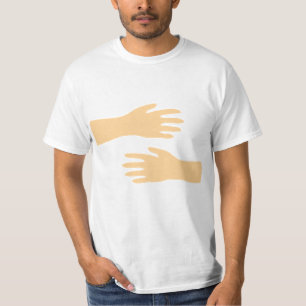 Abraçando a camisa do afago do aperto dos abraço