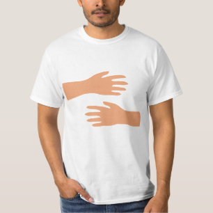 Abraçando a camisa do afago do aperto dos abraço