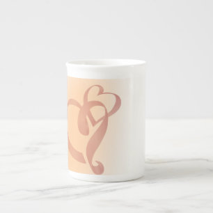 Abraçando canecas de China de osso das fitas