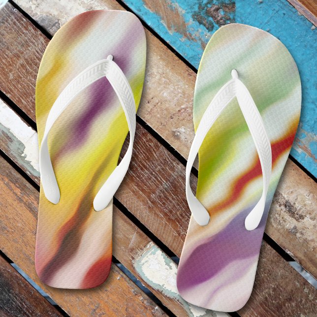 Abstrato de Arte Moderna Onda Chinelos de Fluxo (Flip flops featuring a modern art painted wave pattern in vibrant colors.)