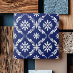 Abstrato de Elegante Geométrico Simples Azul<br><div class="desc">Esse azulejo cerâmico Elegante Geométrico Simples Azul apresenta um padrão elegante que traz um toque refinado a qualquer decoração domiciliar. Apresentando intrincados motivos de folhas e flores, esse azulejo captura uma estética sofisticada com sua mistura harmoniosa de delicados elementos florais e formas geométricas. Os pequenos designs brancos colocados contra um...</div>