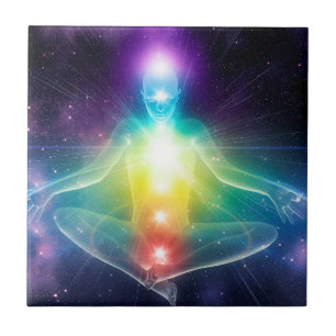 Abstrato humanoide lotus yoga pose com chakras