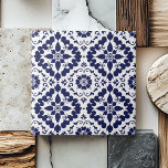 Abstrato Simples Simétrico Branco Azul<br><div class="desc">Este azulejo de cerâmica Simples Simples Simétrico, Branco Azul, adiciona um toque de elegância a qualquer espaço. Apresentando um impressionante padrão geométrico azul-indigo, esse azulejo combina a design moderna com uma estética tradicional. Perfeito para aprimorar banheiros, cozinhas ou paredes de sotaque, seu aspecto chique e sofisticado o torna uma peça...</div>