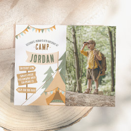 Acampamento Orçamentário Menino ao Ar Livre Foto F