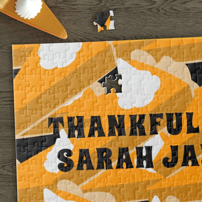 Ação de Graças Pumpkin Pie Quebra-cabeça (A fun pumpkin pie themed jigsaw puzzle for Thanksgiving! More pie anymore? 🥧)