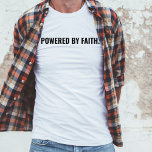 Acionada por Camisa Cristã Fé<br><div class="desc">Simples tipografia moderna, negra e branca, citação cristã: "Powered by Faith" minha fé no Cristo de Jesus que me deu vida. #cristão</div>