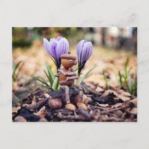 Acorn elf à espera do cartão postal primavera