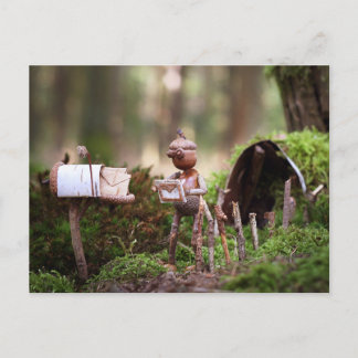 Acorn elf lendo cartão postal - cartão postal