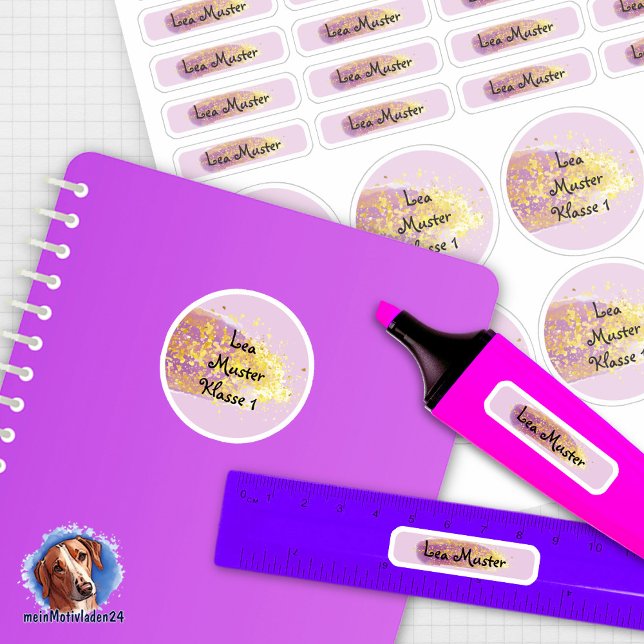 Adesivo 26 Namensaufkleber Pinselstrich Lila - Glitzer | (26 schmale und runde Namensaufkleber im Set, für Schulmaterialien - Aquarell lila mit Goldglitter)