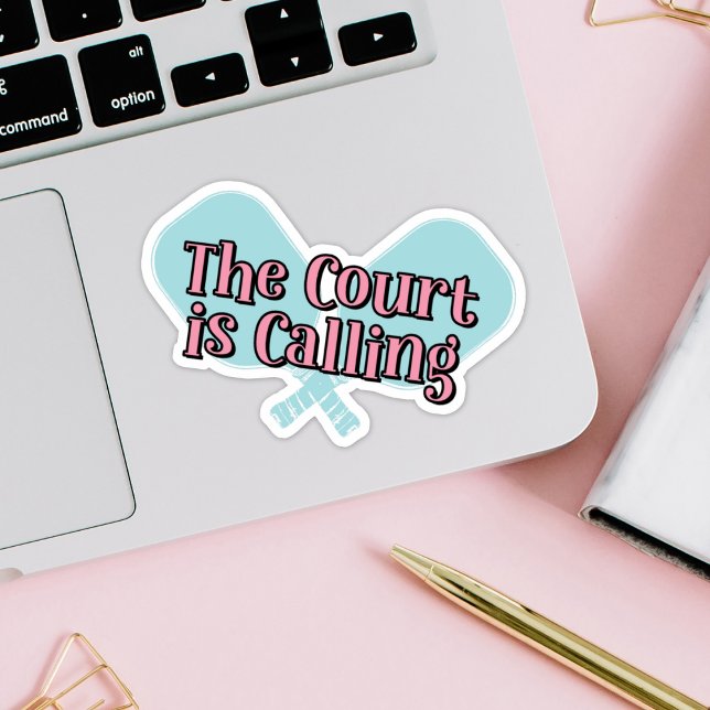 Adesivo "A Corte está Chamando" em um Pickleball (Criador carregado)