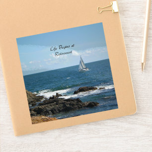 Adesivo A vida começa na aposentadoria, velejando,