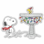 Adesivo Amendoins | Snoopy & Woodstock congelado<br><div class="desc">Esnoopia e Woodstock patinando em um banho de pássaros é uma representação charmosa da banda desenhada "amendoim" criada por Charles Schulz. Nesta cena balbuciana, Woodstock, o melhor amigo de Snoopy, muitas vezes se envolve em atividades de inverno como patinar no gelo e jogar hóquei em um banho de pássaros congelado....</div>