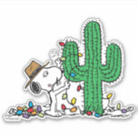 Adesivo Amendoins | Spike Decorates para o Natal<br><div class="desc">Em designs de férias e histórias,  Spike mostra que mesmo quando você está sozinho,  o espírito do Natal ainda pode ser sentido. Seu personagem acrescenta um toque especial à temporada de festas no universo "Amendoins",  lembrando-nos da importância da conexão e da gentileza.</div>