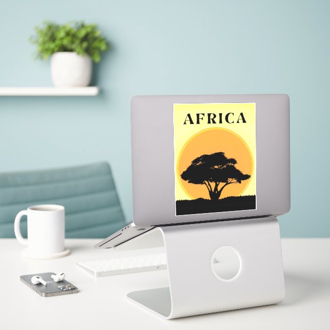 Adesivo Árvore Acacia Africana contra um pôr do sol laranj (Laptop na mesa)