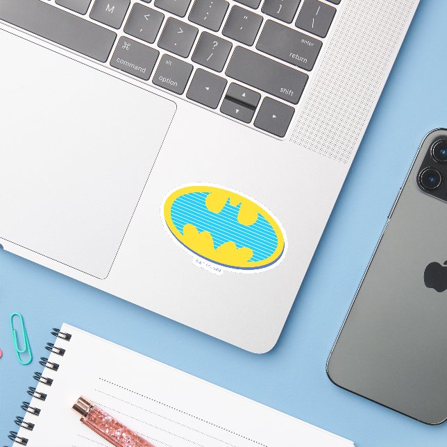 Adesivo Batman | Símbolo de faixas cianas (Notebook com iPhone)