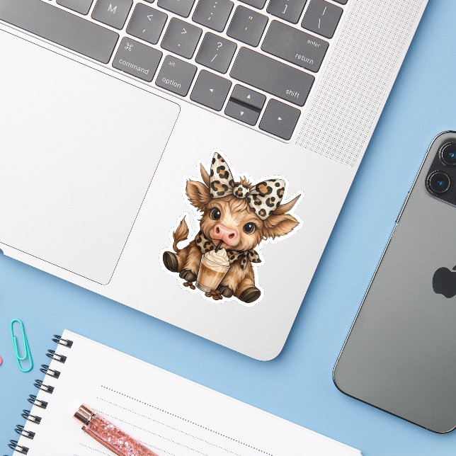 Adesivo Bebê Vaca das Terras Altas bebendo latte  (Notebook com iPhone)