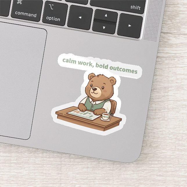Adesivo Calm Work Bold Outcomes Sticker – Cozy CEO Bear (Detalhe)