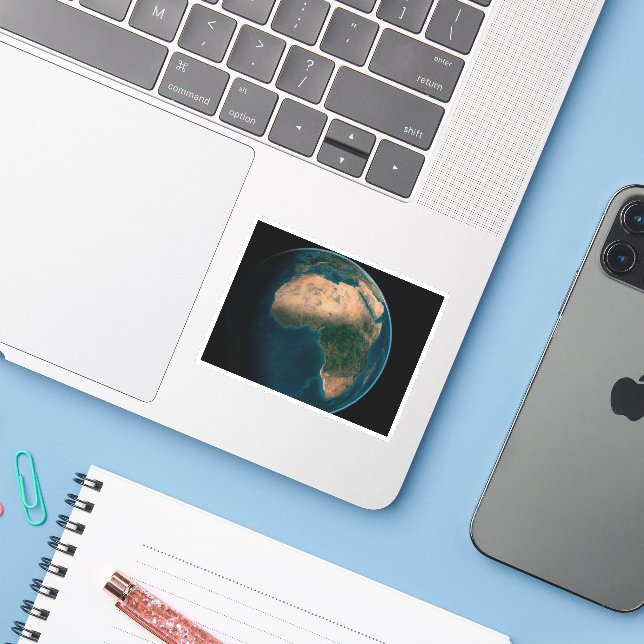 Adesivo Cheio Terra Do Espaço Acima Do Continente Africano (Notebook com iPhone)