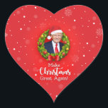Adesivo Coração Faça o Excelente de Natal de novo Trump MAGA prese<br><div class="desc">Trump em um cartão de natal de wraith em fundo vermelho com flocos de neve brancos. Faça o Excelente americano de novo e faça o Excelente de Natal novamente um cartão patriótico para os americanos!</div>