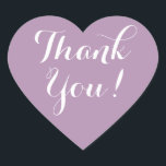 Adesivo Coração Forma de coração roxo... favor de casamento... obr<br><div class="desc">O coração roxo é a favor do casamento, obrigado seus adesivos. Cor de fundo lilás / Lavanda roxa e branca ou personalizada. Escrita elegante. Use como selantes de envelopes românticos/selantes ou como etiqueta de favor de casamento para agradecer aos convidados. Forma bonita do símbolo de amor com texto na moda....</div>