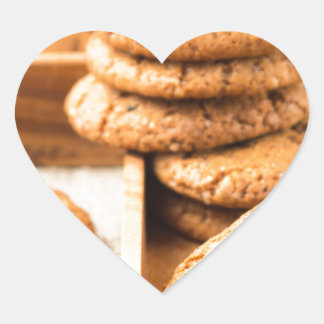 Adesivo Coração Grupo de biscoitos de aveia no tabuleiro de madeir