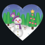 Adesivo Coração Hippie Christmas Snowman<br><div class="desc">Um bonitinho bonitão vestindo um chapéu roxo, cachecol e óculos de sol com botões de flor de sinal de paz e uma flor de smiley face no chapéu. Atrás do boneco de neve há uma cena de inverno com árvores de natal, neve e um céu azul com flocos de neve....</div>