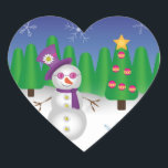 Adesivo Coração Hippie Christmas Snowman<br><div class="desc">Um bonitinho bonitão vestindo um chapéu roxo, cachecol e óculos de sol com botões de flor de sinal de paz e uma flor de smiley face no chapéu. Atrás do boneco de neve há uma cena de inverno com árvores de natal, neve e um céu azul com flocos de neve....</div>
