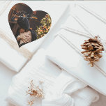 Adesivo Coração Modern Trendy Christmas | Foto do Casal Romântico<br><div class="desc">Compartilhe a magia da estação com entes queridos usando este cartão de Natal moderno e moderno com uma fotografia de casal romântica. Perfeito para cartões de natal,  esta design na moda combina alegria festiva com charme sentimental. ❤️</div>