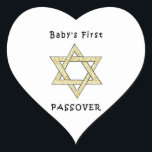 Adesivo Coração O primeiro Passover do bebê<br><div class="desc">Comemore o primeiro passover do bebê com os presentes judaicos da estrela e do matzoh para os feriados judaicos e o roupa do bebê para o seder.</div>