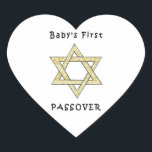 Adesivo Coração Primeira Passagem do Bebê<br><div class="desc">Celebre a primeira passagem do bebê com a estrela judia e presentes matzoh para as festas de judeus e roupa para bebê para o seder.</div>
