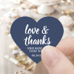 Adesivo Coração Script Simples Azul e Branco do Marinho e Obrigado<br><div class="desc">Adicione um toque personalizado a favoritos para festas, decorações e notas de agradecimento com autocolantes personalizados "amor e obrigados" em forma de coração. Toda a redação neste modelo é simples de personalizar para selagens de envelopes ou etiquetas de presentes. O design azul e branco marinho apresenta a caligrafia moderna do...</div>