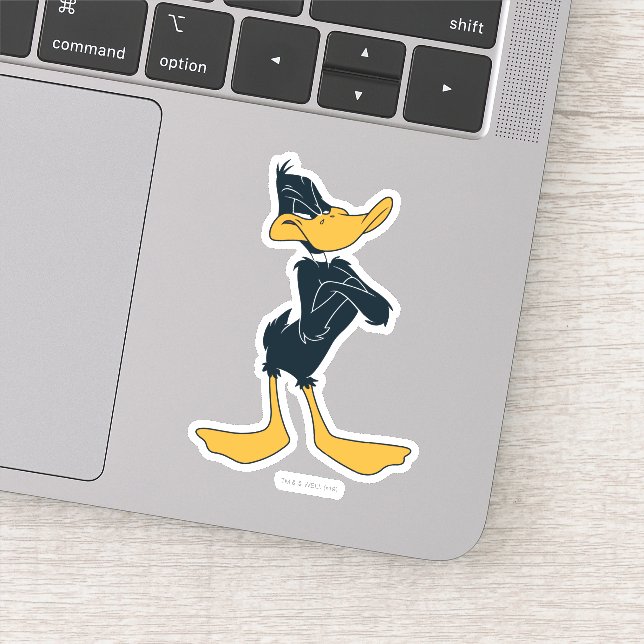 Adesivo DAFFY DUCK™ com braços cruzados (Detalhe)