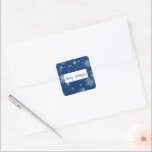 Adesivo de Flocos de Neve do Natal Azul<br><div class="desc">Complete seus envios de Natal com esses charmosos Adesivos de Flocos de Neve Azuis de Natal. Projetados com delicados flocos de neve de Natal e neve suave caindo para um tema mágico de inverno, o layout simples combinado com a elegante escrita "Felizes Festas" adiciona um toque atemporal aos seus cartões,...</div>