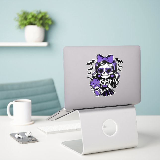 Adesivo de Menina Esqueleto de Halloween (Laptop na mesa)