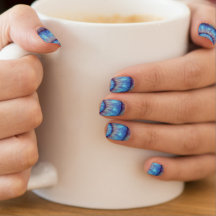 Designs de unhas com espiral azul 
